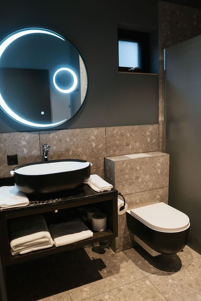 Black Beach Suites Deluxe Studio 2