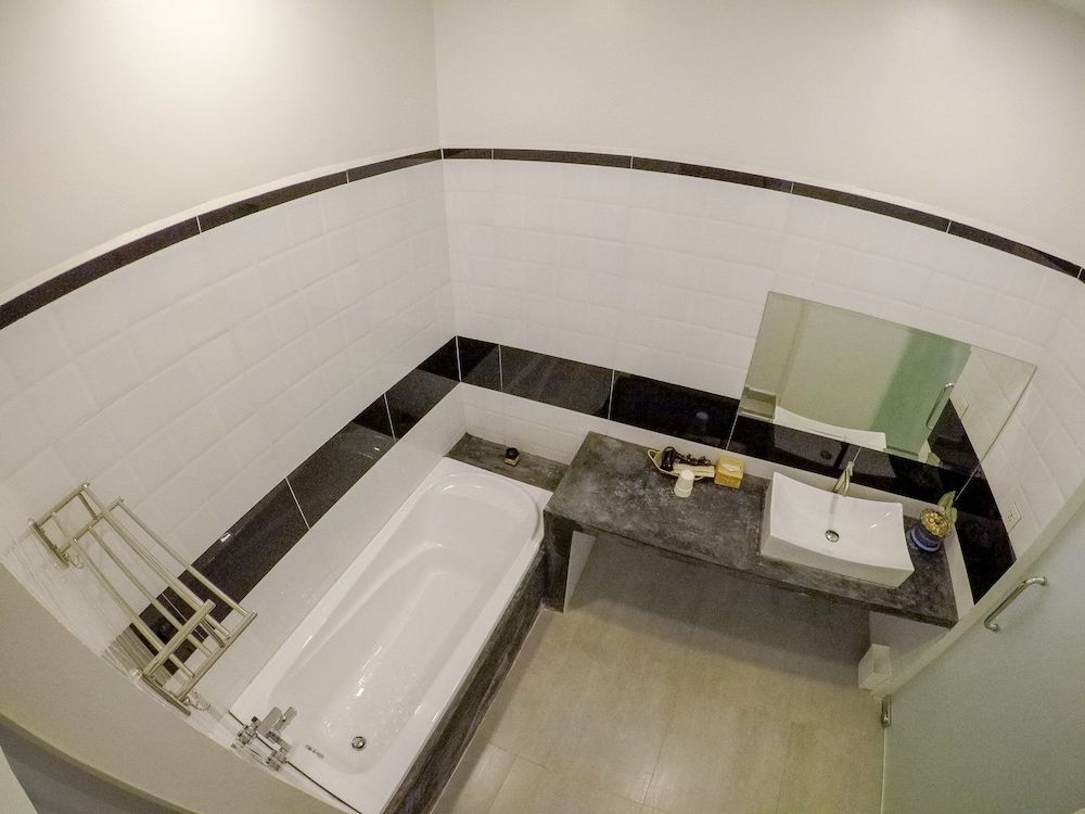 The Local Time Village Deluxe Twin Room with Bathtub 7