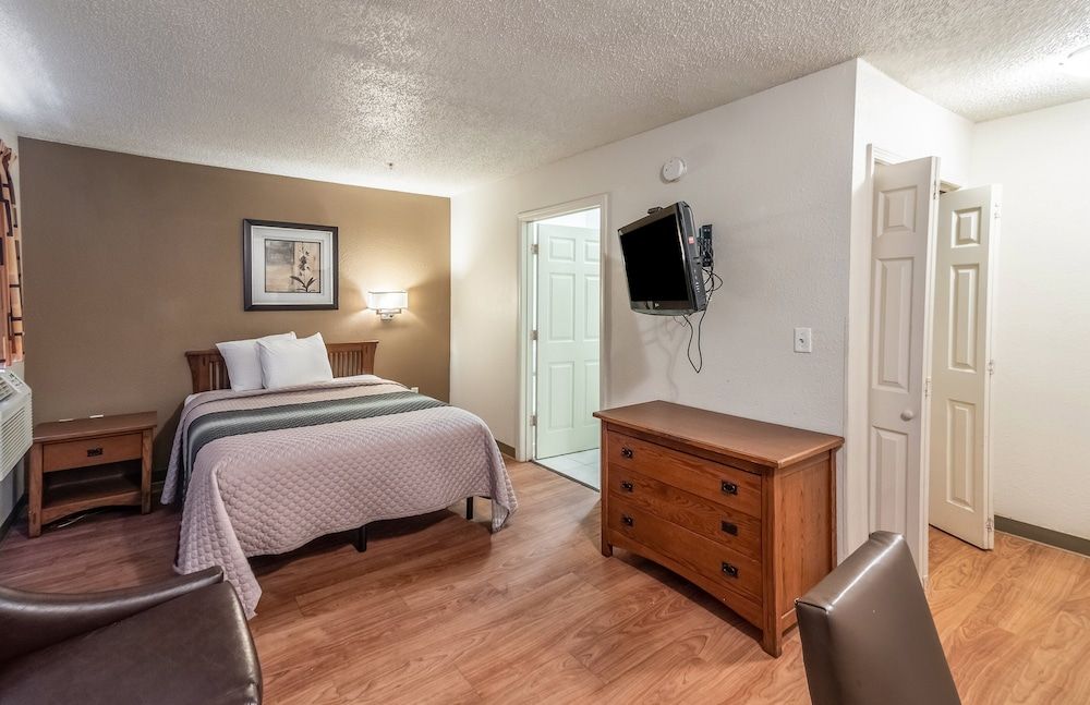 HomeTowne Studios by Red Roof Orlando South Studio, 1 Queen Bed, Non Smoking 2