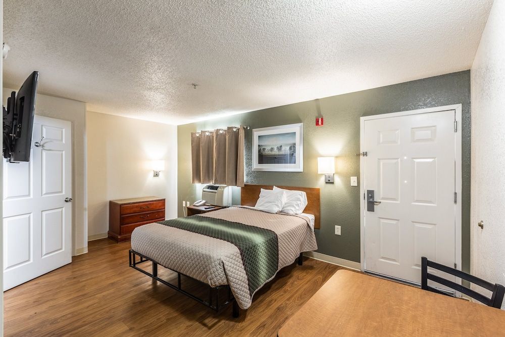 HomeTowne Studios by Red Roof Atlanta - Chamblee Studio, 1 Queen Bed, Non Smoking 2