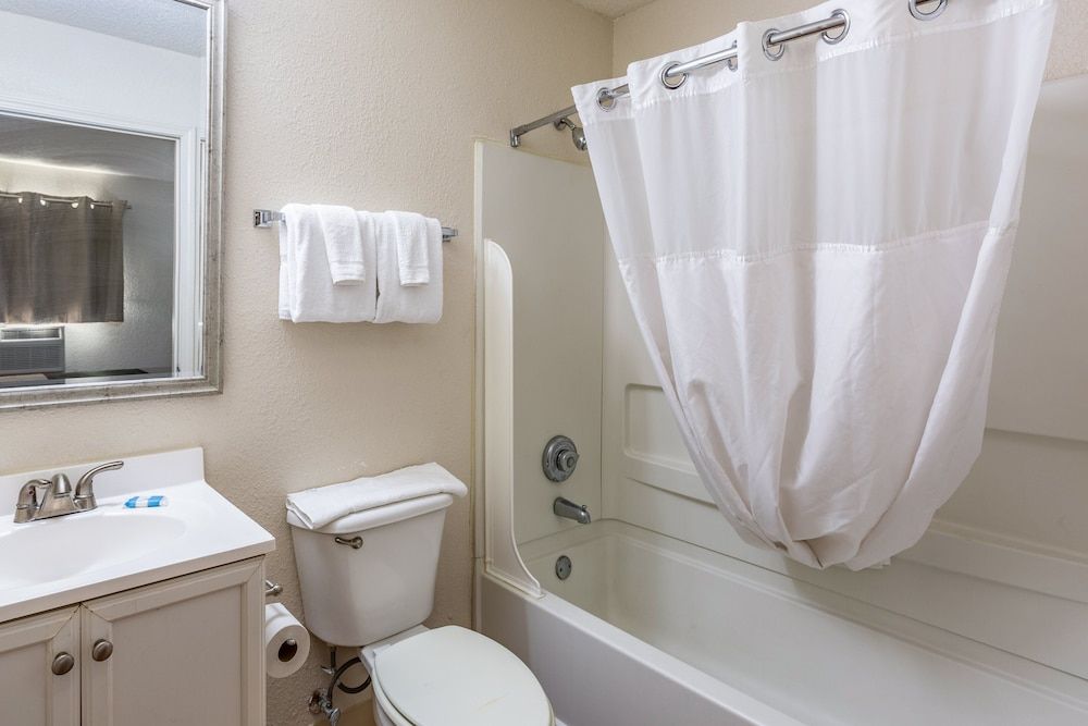 HomeTowne Studios by Red Roof Atlanta - Chamblee Studio, 1 Queen Bed, Non Smoking 5