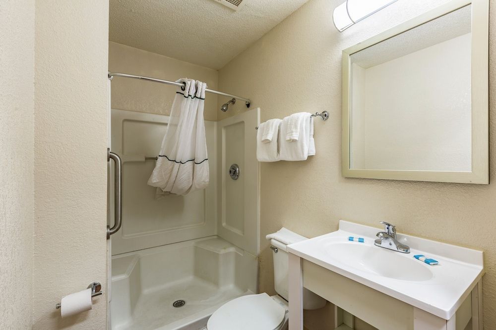 HomeTowne Studios by Red Roof Atlanta - Chamblee Studio, 1 Queen Bed, Non Smoking 6