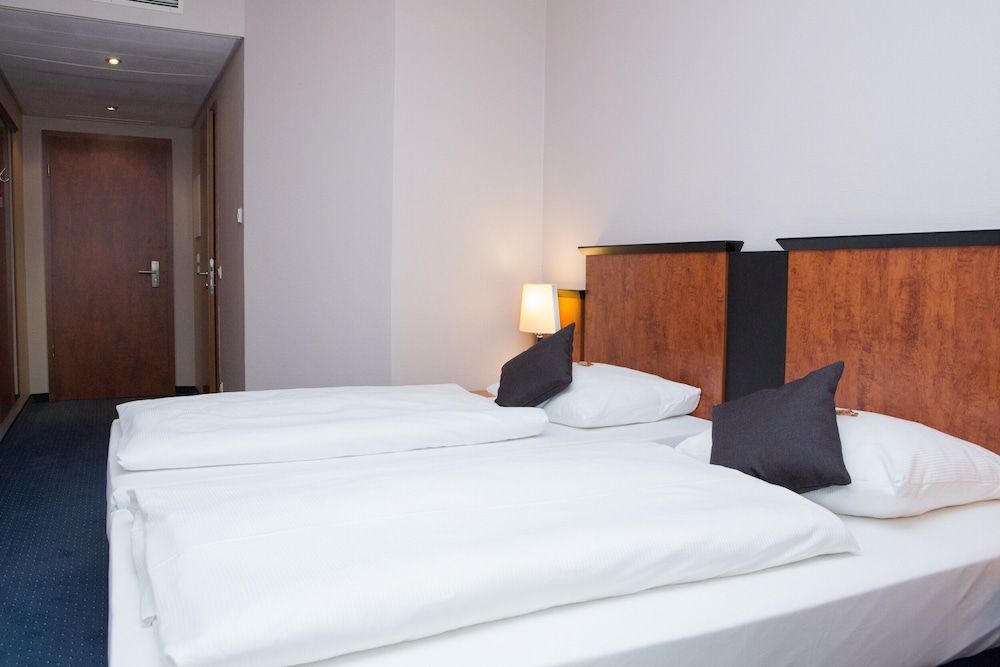 Amedia Frankfurt Russelsheim Trademark Collection by Wyndham Comfort Twin Room 5