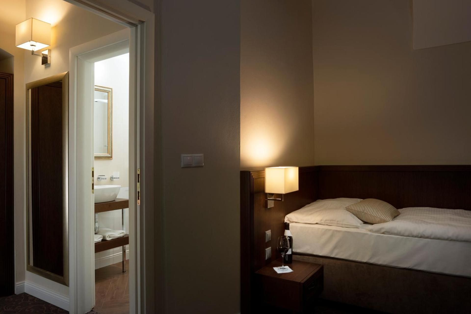 Hotel Ambassador Economy Single Room 3