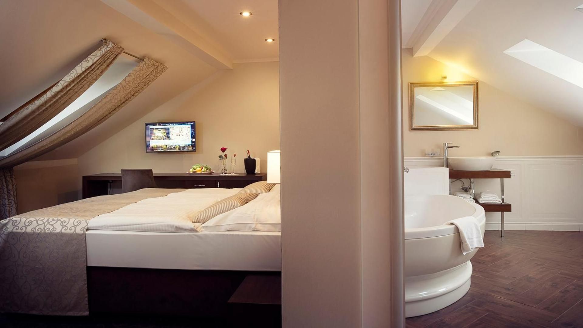 Hotel Ambassador Deluxe Double Room