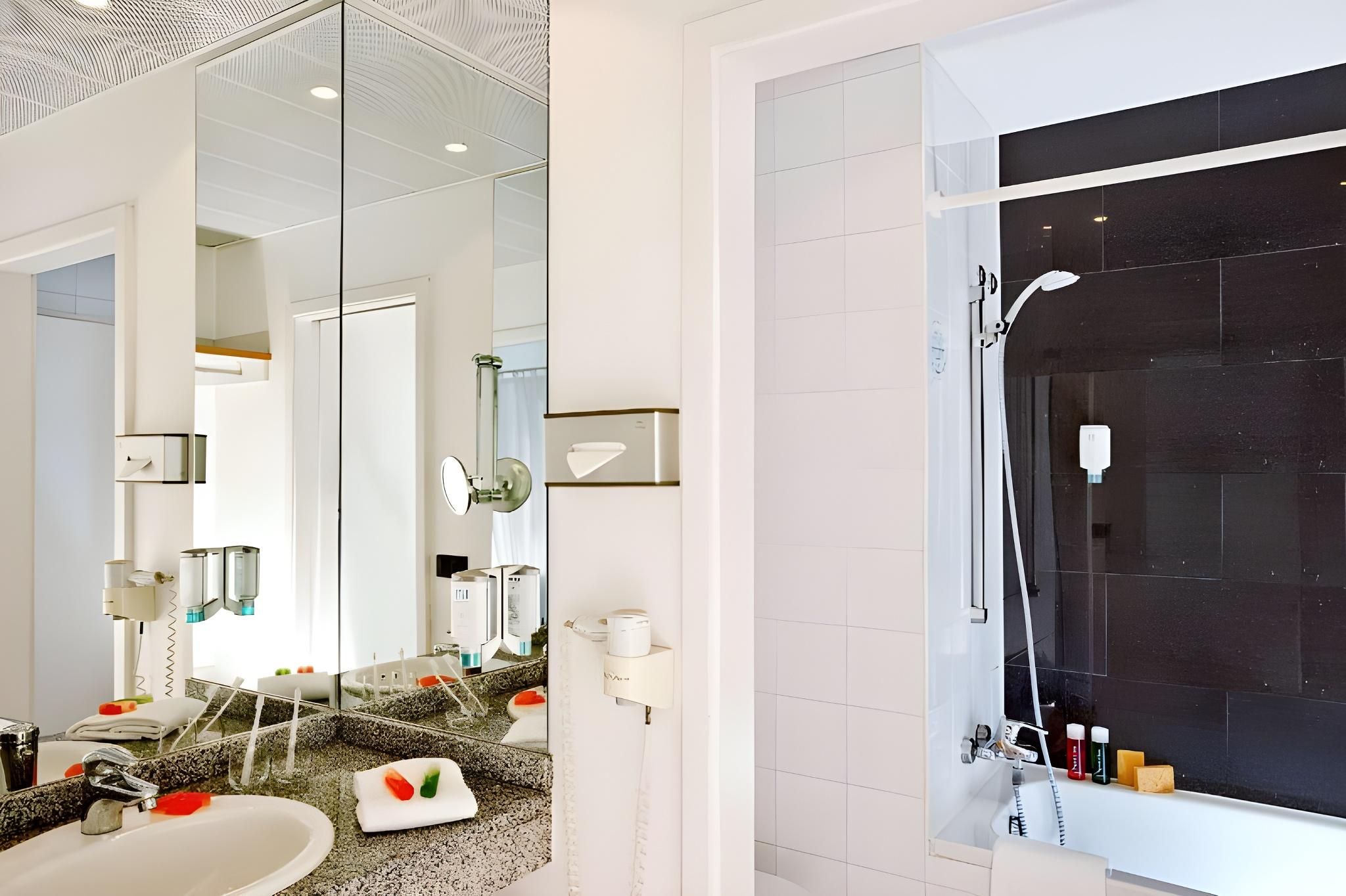 NH München Unterhaching Family Room (2 Adults + 2 Children) 2