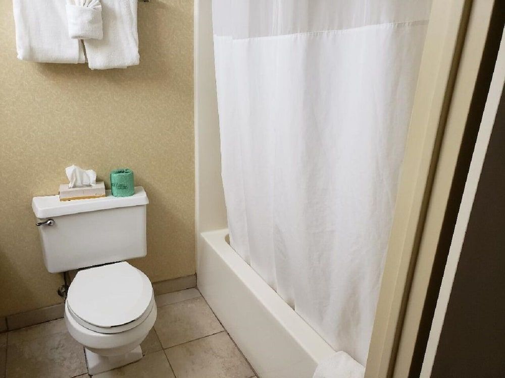 Chateau Resort & Conference Center Standard Double Room, 2 Queen Beds 4