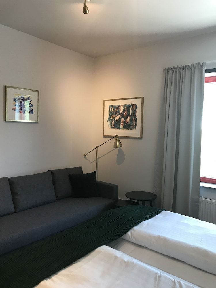 Rasta Grums Family Room, Connecting Rooms 2