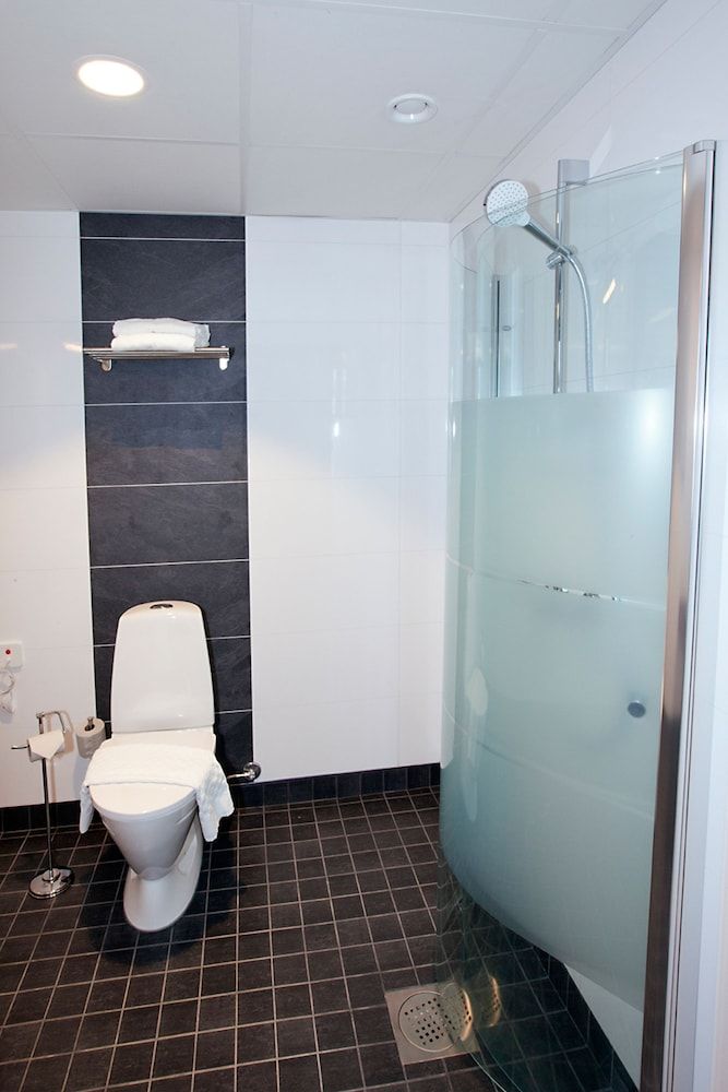 Rasta Grums Family Room, Connecting Rooms 7