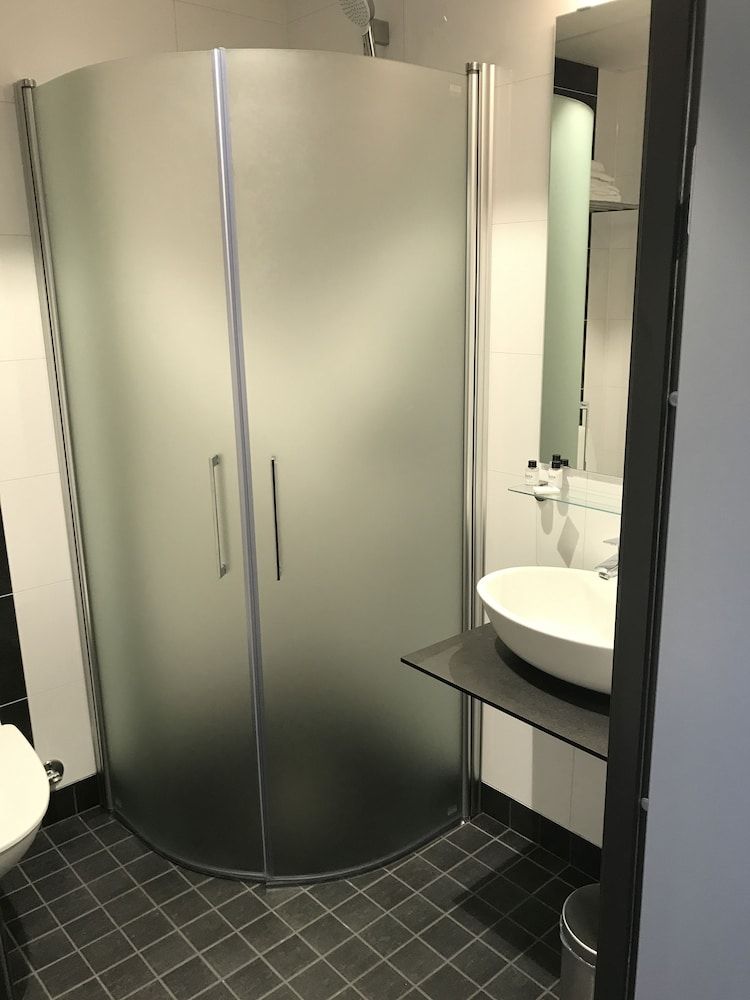 Rasta Grums Family Room, Connecting Rooms 6