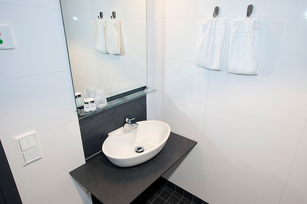 Rasta Grums Family Room, Connecting Rooms 8