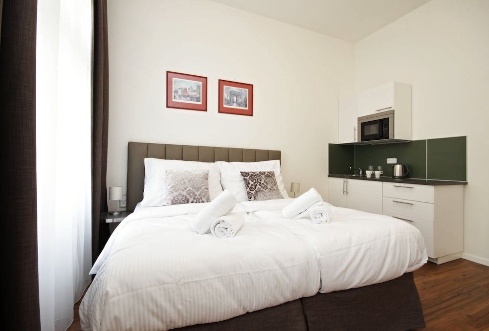 undefined Elizabeth Suites 3
