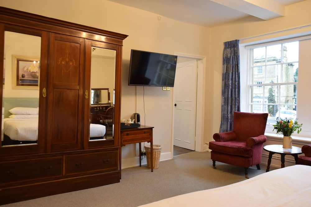 Noel Arms Hotel Deluxe Double or Twin Room 8