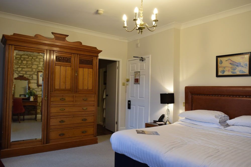 Noel Arms Hotel Deluxe Double or Twin Room 3