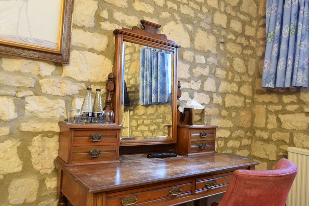 Noel Arms Hotel Deluxe Double or Twin Room 9