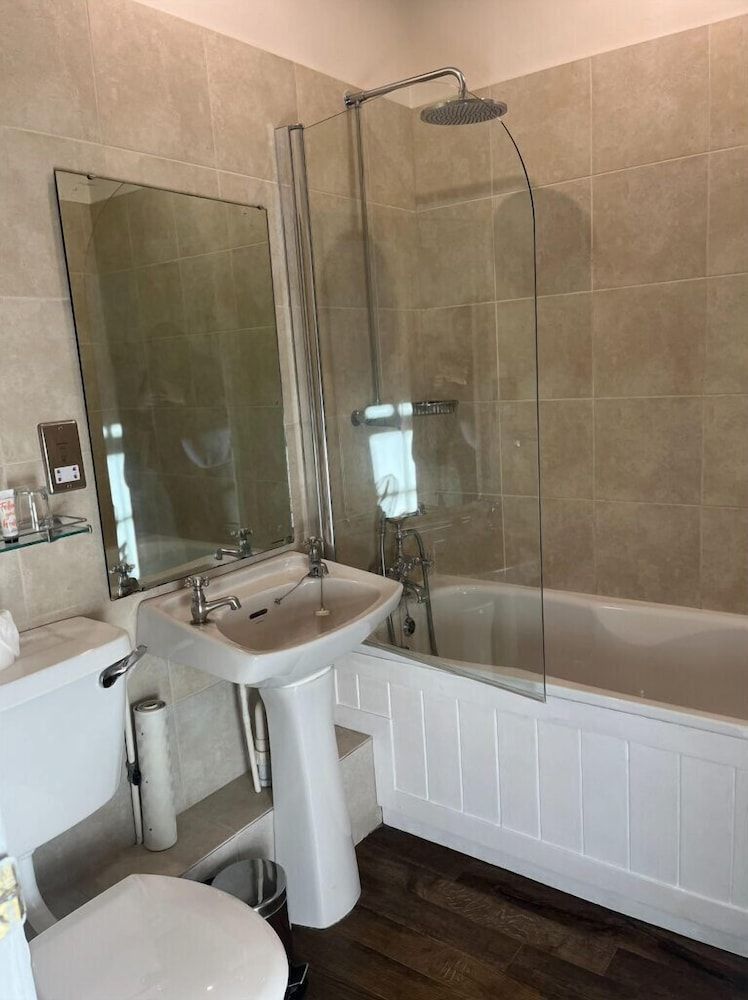 Noel Arms Hotel Deluxe Double or Twin Room 7