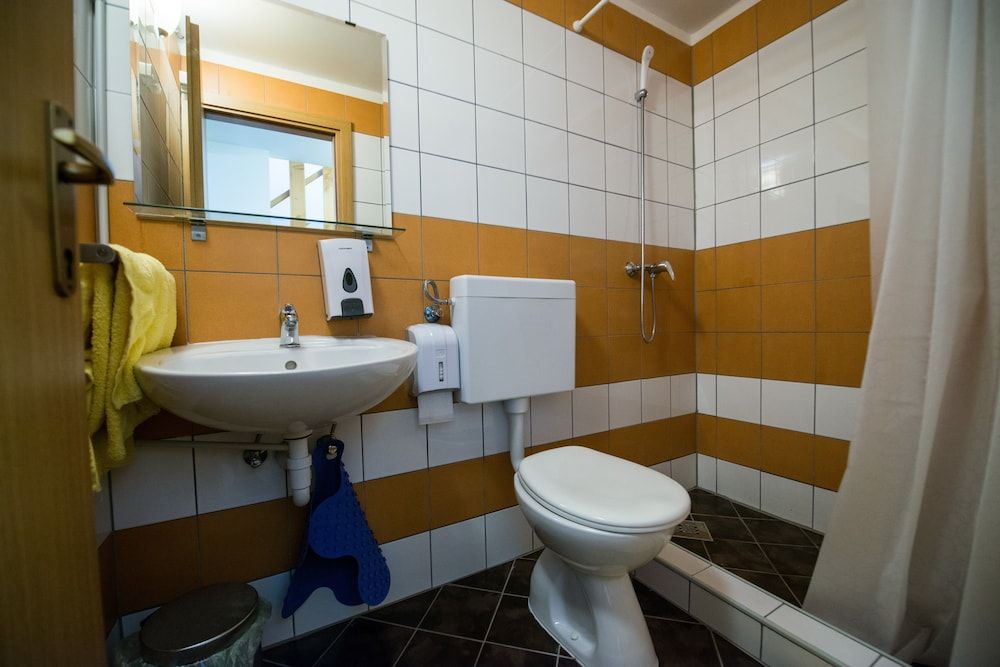 Hotel & Hostel Zagreb Family Room 10