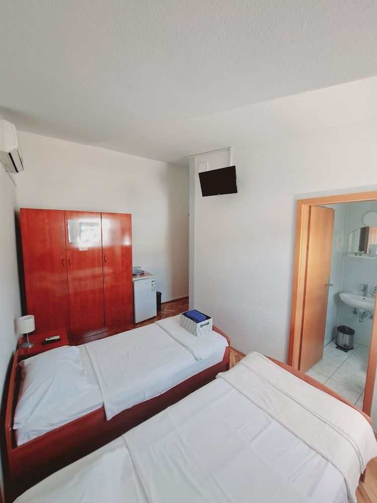 Guesthouse Varnica Classic Double Room 3