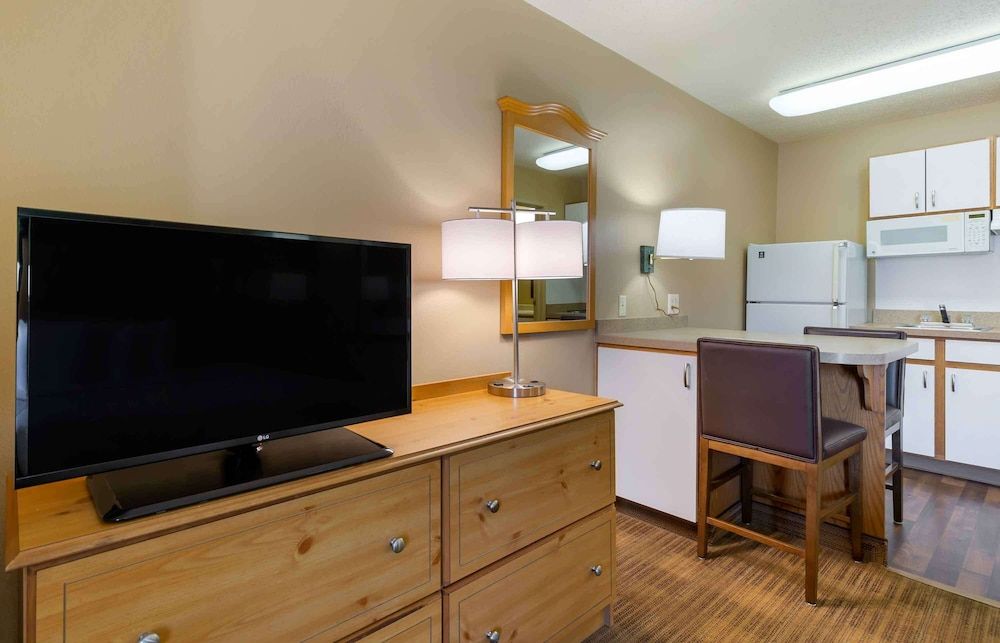 Extended Stay America Select Suites Baltimore BWI Airport Studio, 1 Queen Bed, Non Smoking 5