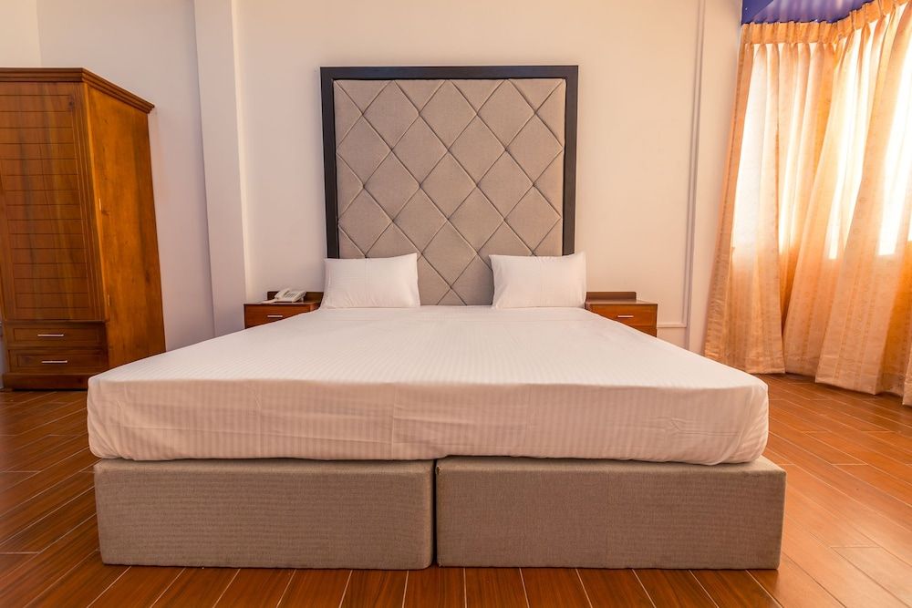 undefined Metro Port City Hotel 4