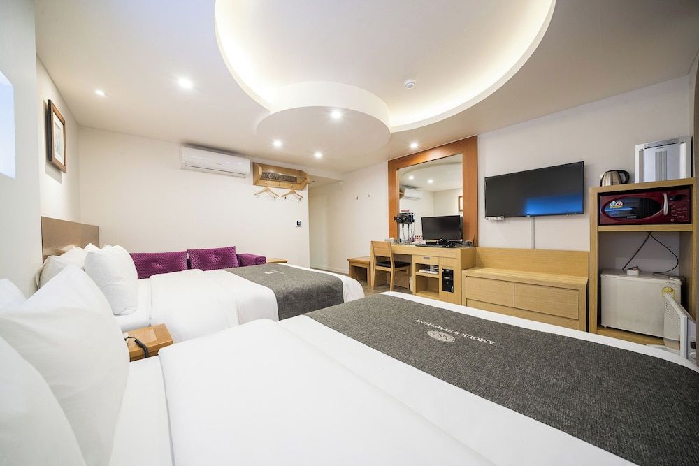 Amour Hotel Family Twin Room 3