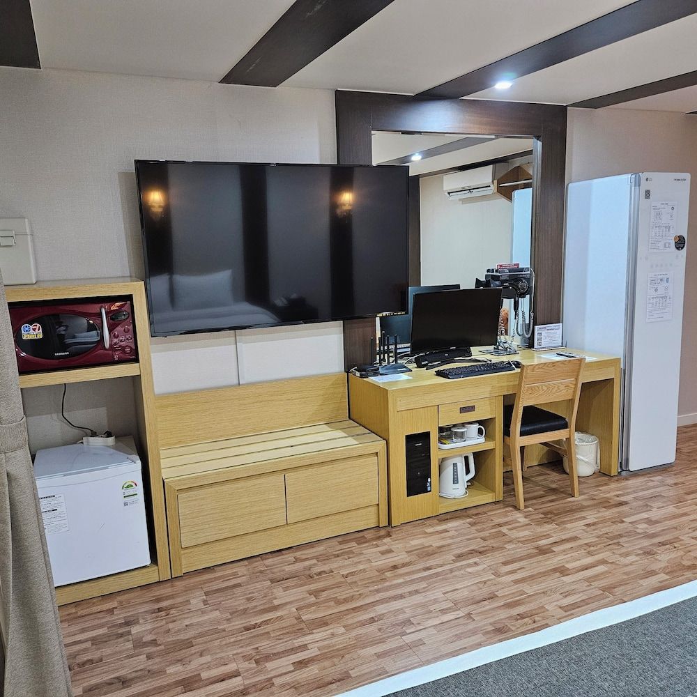 Amour Hotel Deluxe Double Room 9