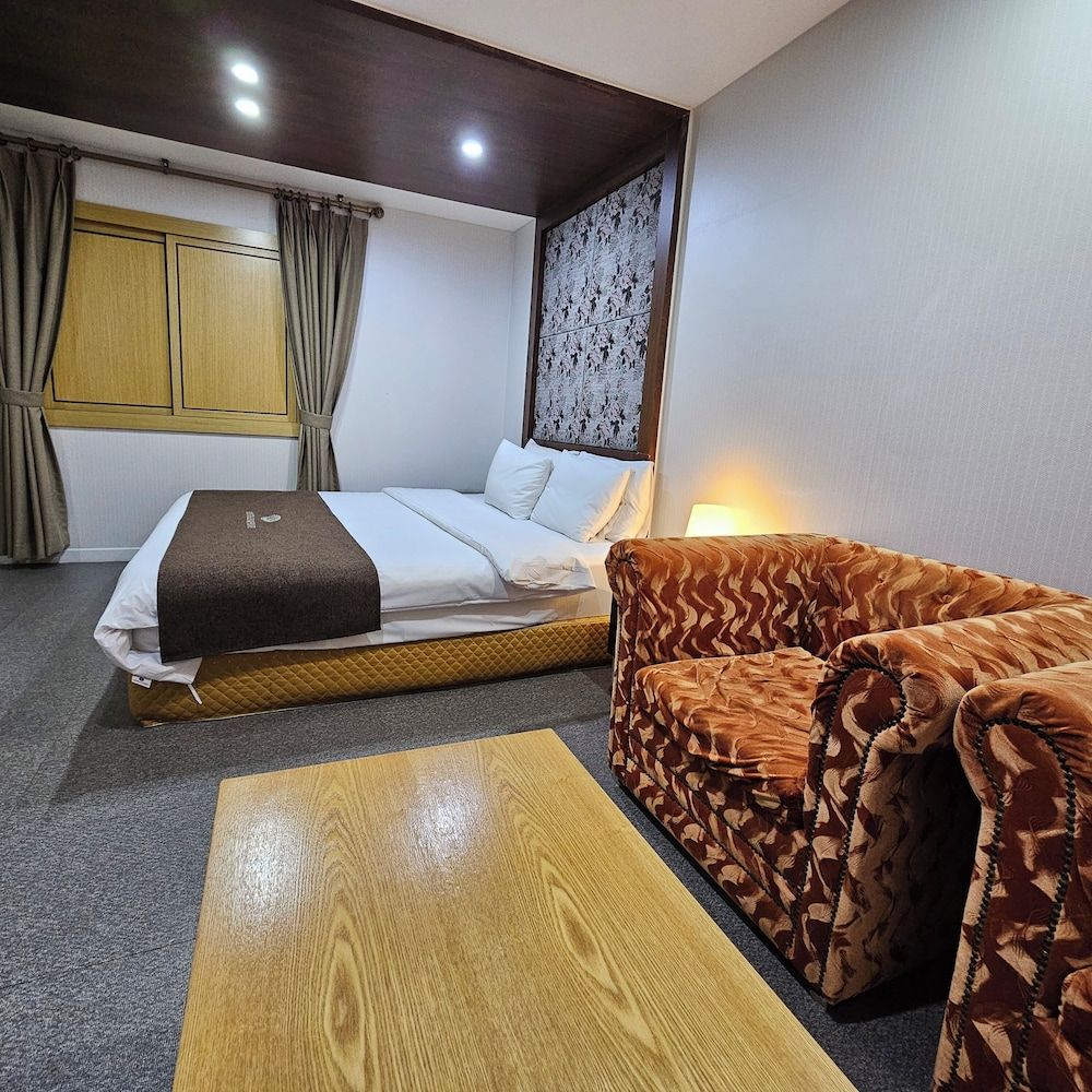 Amour Hotel Deluxe Double Room 2