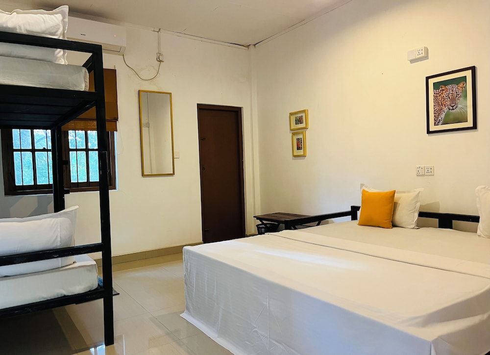 Funky Leopard Safari Lodge Bordering Yala National Park - Hostel Leopard Den Triple