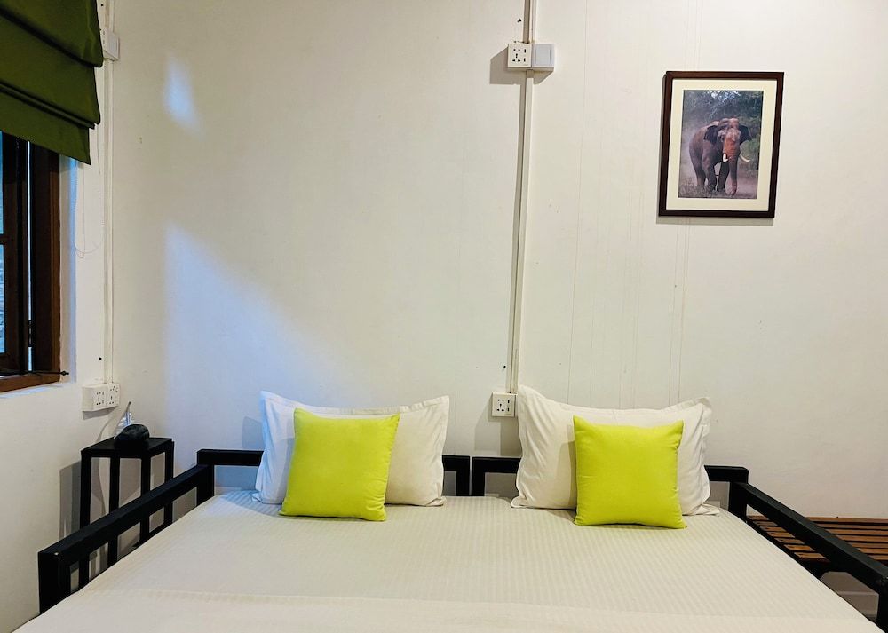 Funky Leopard Safari Lodge Bordering Yala National Park - Hostel Leopard Den Triple 2