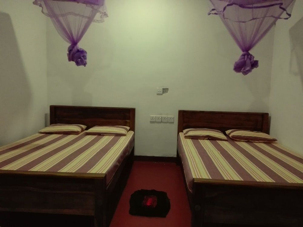 Mango shade Basic Double Room Single Use, 1 Queen Bed, Accessible, Smoking 4