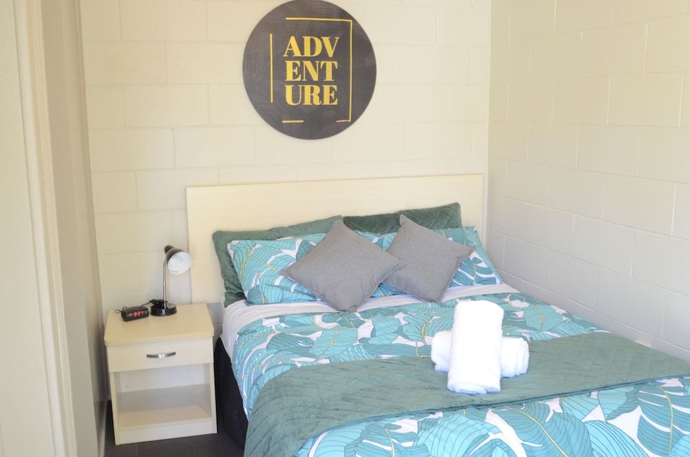 Bridge Backpackers Double Room with Ensuite 2