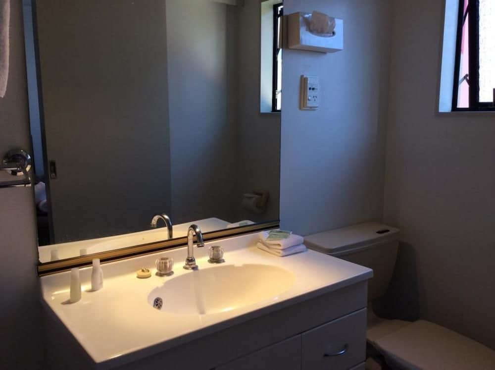 Marksman Motor Inn One-Bedroom Unit with Kitchen 6