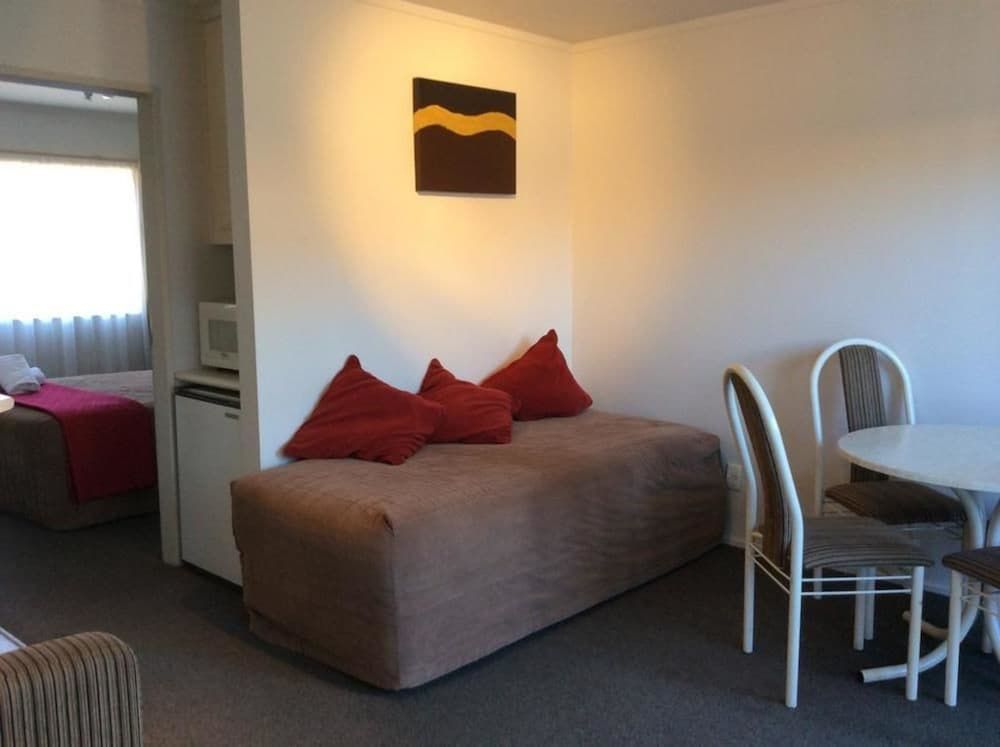 Marksman Motor Inn One-Bedroom Unit with Kitchen 12