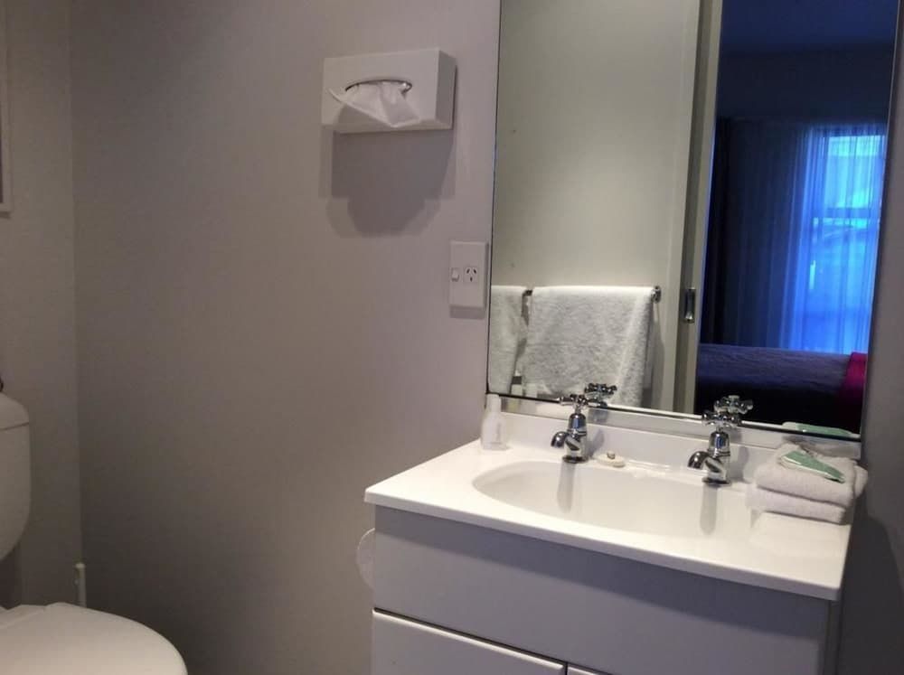 Marksman Motor Inn One-Bedroom Unit with Kitchen 9