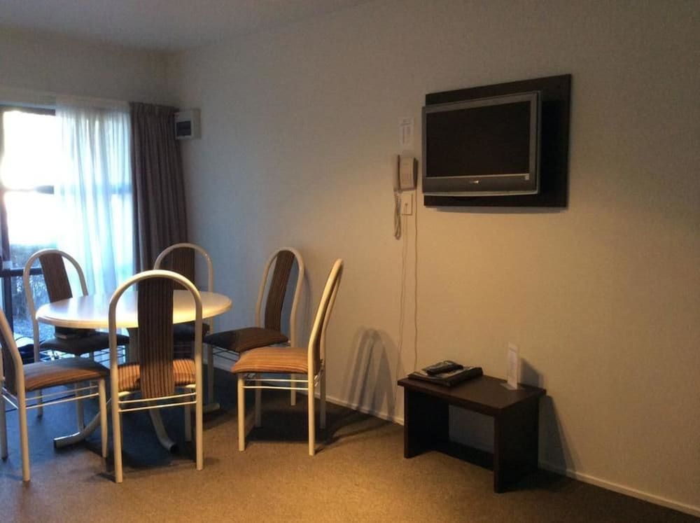 Marksman Motor Inn Suite, 2 Bedrooms, Kitchen 10