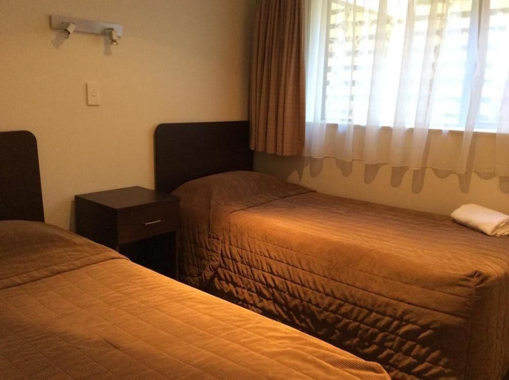 Marksman Motor Inn Suite, 2 Bedrooms, Kitchen 2