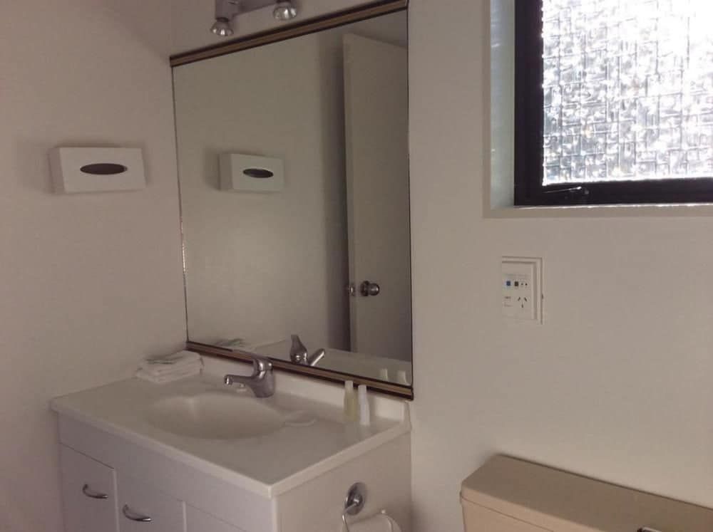 Marksman Motor Inn One-Bedroom Unit with Kitchen 7