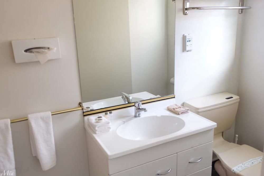 Marksman Motor Inn One-Bedroom Unit with Kitchen 8