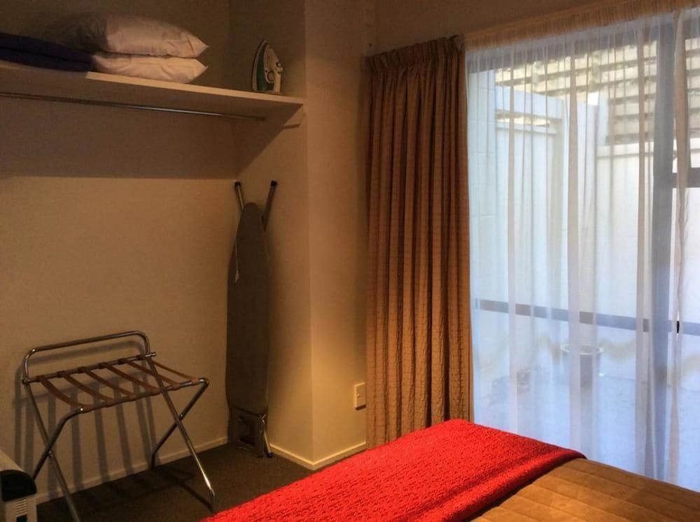 Marksman Motor Inn Basic Studio 6