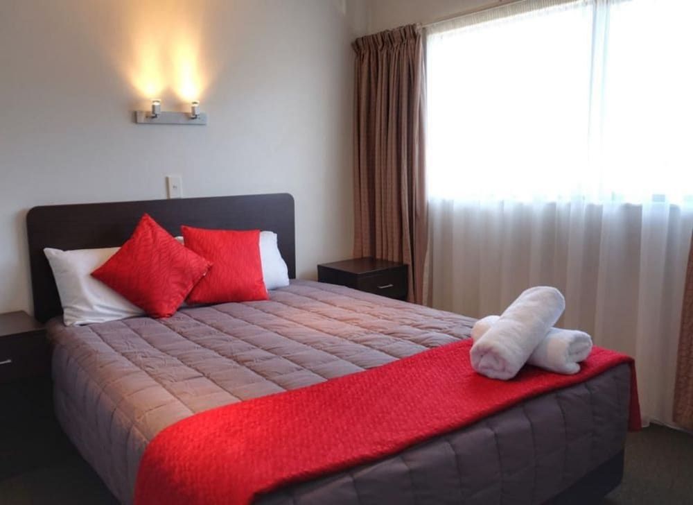 Marksman Motor Inn One-Bedroom Unit with Kitchen 2