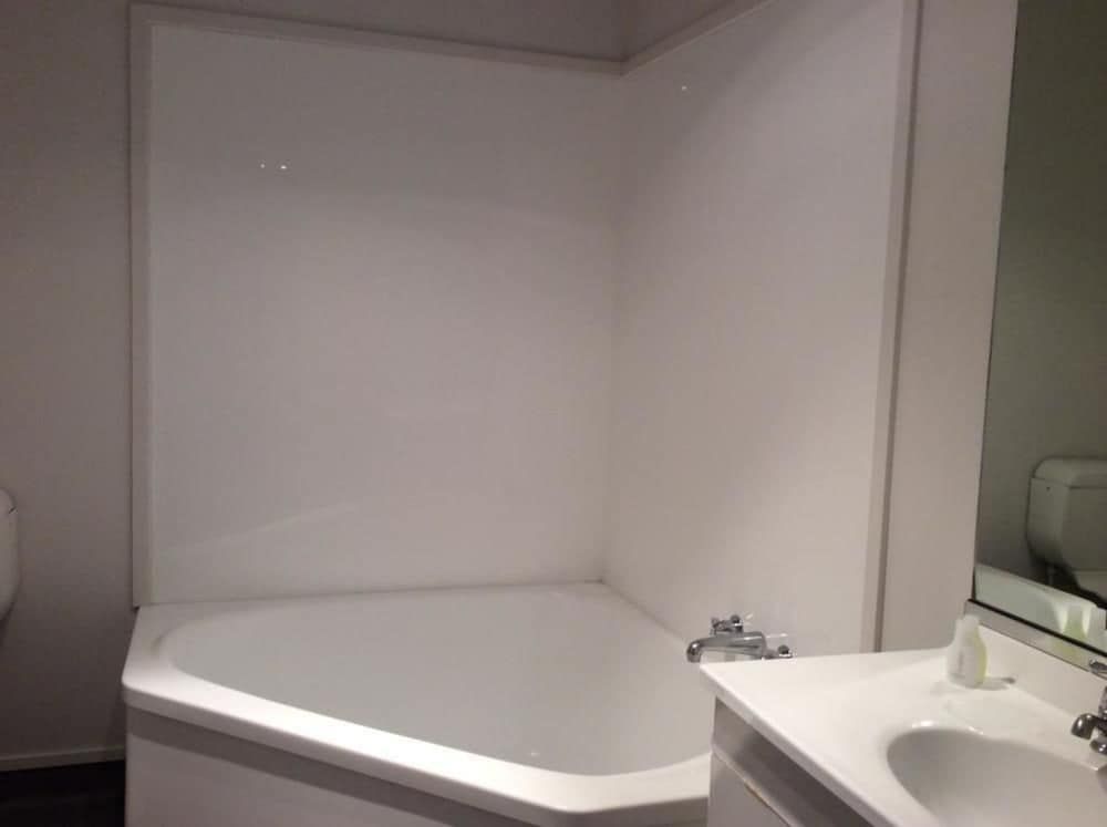 Marksman Motor Inn Suite, 2 Bedrooms, Kitchen 7