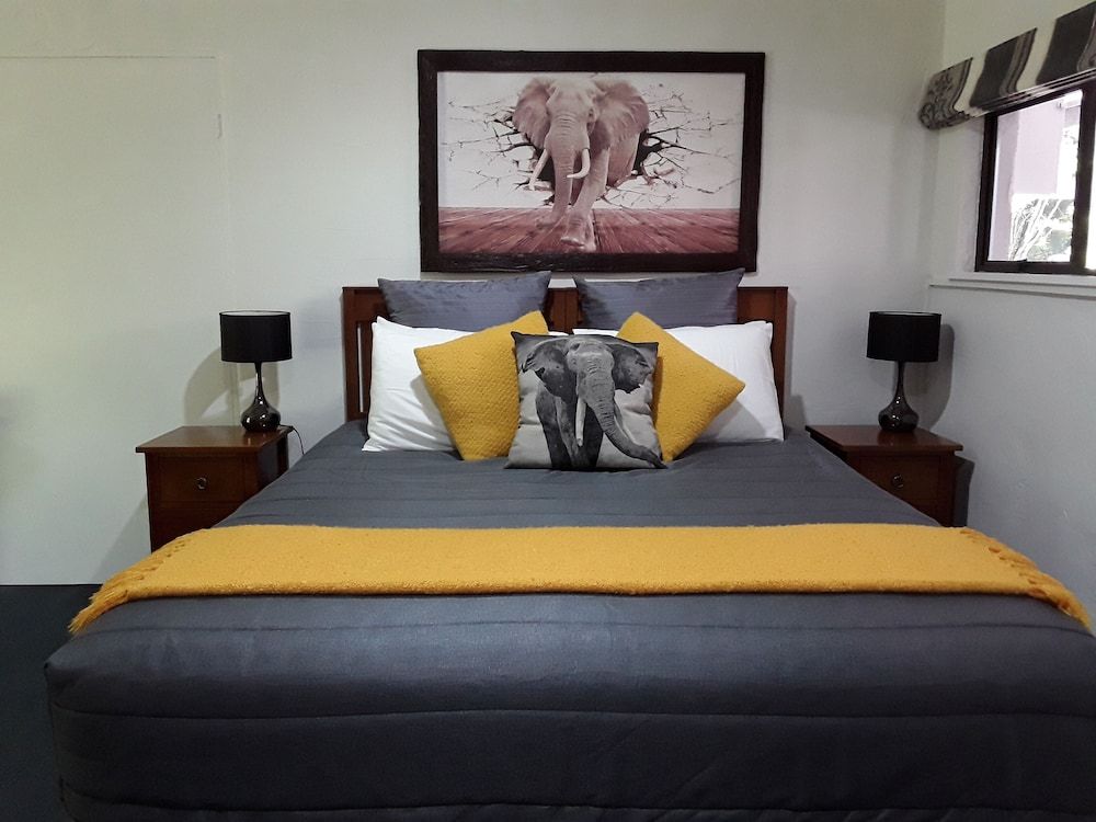 Signature Studio Suite, Fireplace, Garden Area (Elephants)