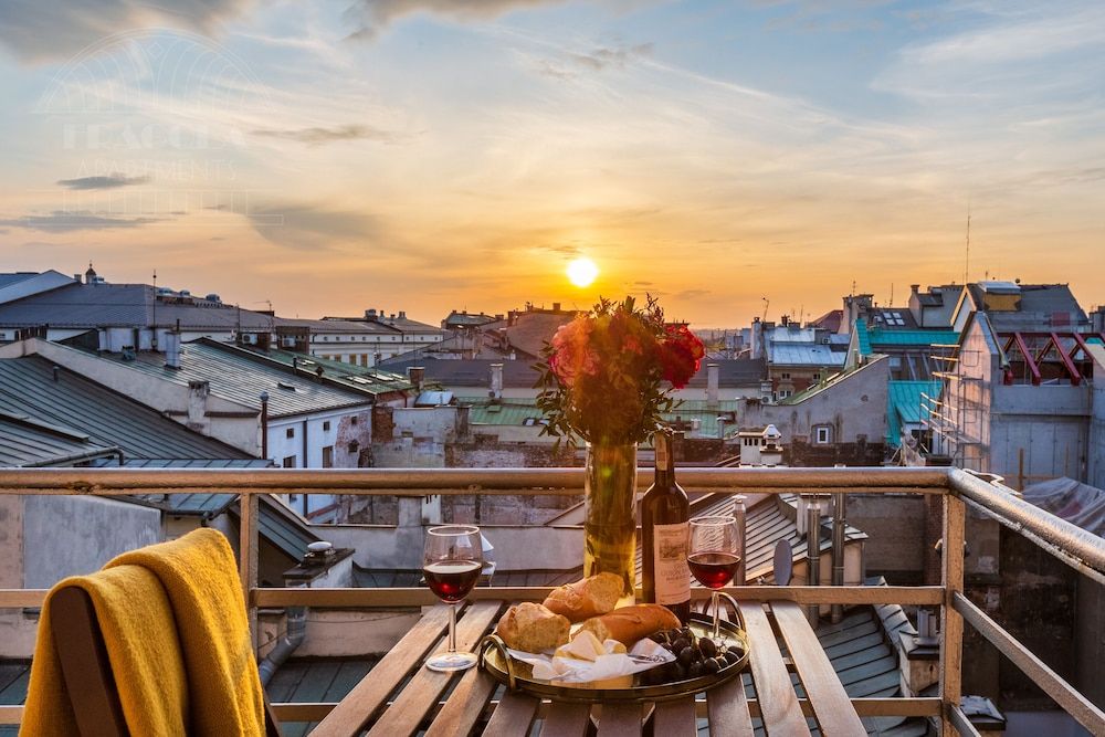 Deluxe Studio, 1 Queen Bed, Balcony, Courtyard View