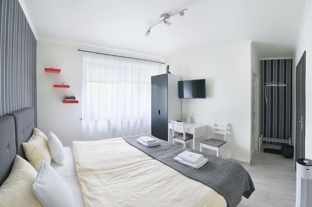 7th Room Guest House Standard Double Room 2