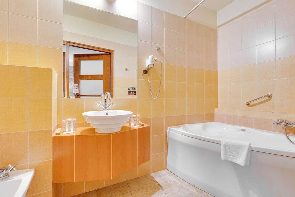 Hotel Diament Vacanza Siemianowice Slaskie Standard Suite, 1 King Bed 4