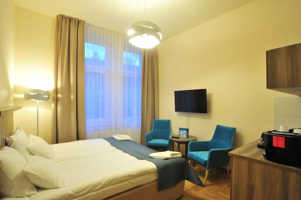 Room, 1 King Bed, Private Bathroom