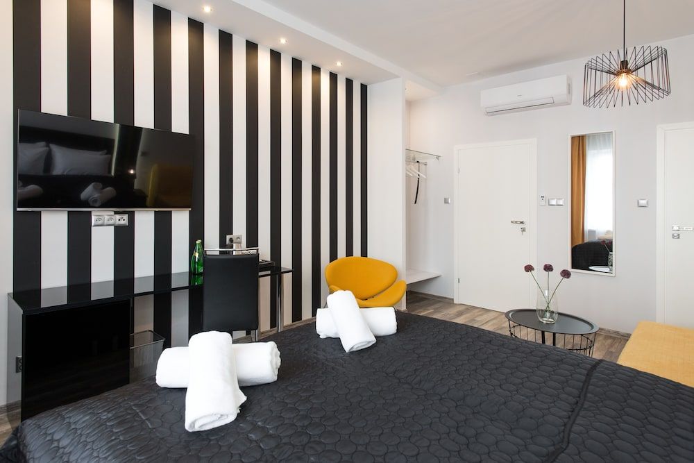 Leo Apartments Old Town Superior Double Room, 1 Double Bed with Sofa bed, Private Bathroom 5