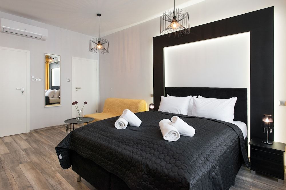 Leo Apartments Old Town Superior Double Room, 1 Double Bed with Sofa bed, Private Bathroom 4