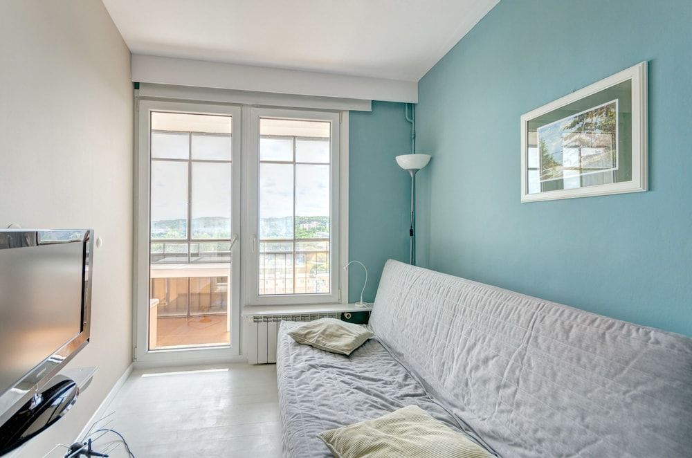Classic Apartment, 4 Bedrooms, Sea View (11th floor)