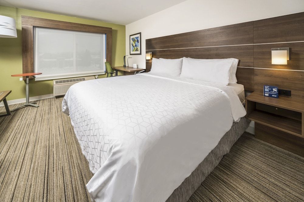Standard Room, 1 King Bed, Accessible (Communication, Accessible Tub)